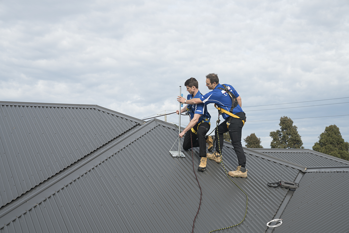 Two professional technicians installing a digital TV antenna on a rooftop in Australia, ensuring reliable free-to-air reception alongside streaming in 2025